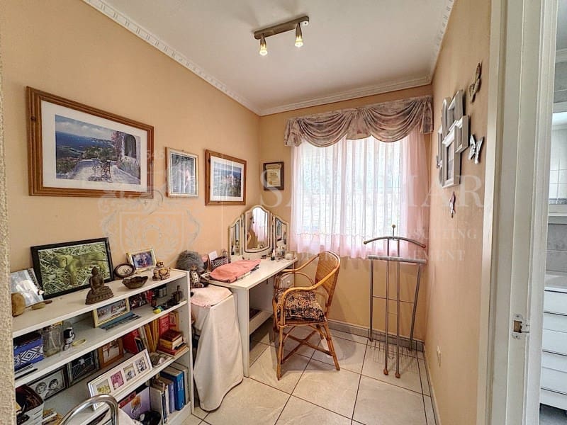 4 soveværelse Villa til salg i Sayalonga med garage - € 650.000 (Ref: 9335352)