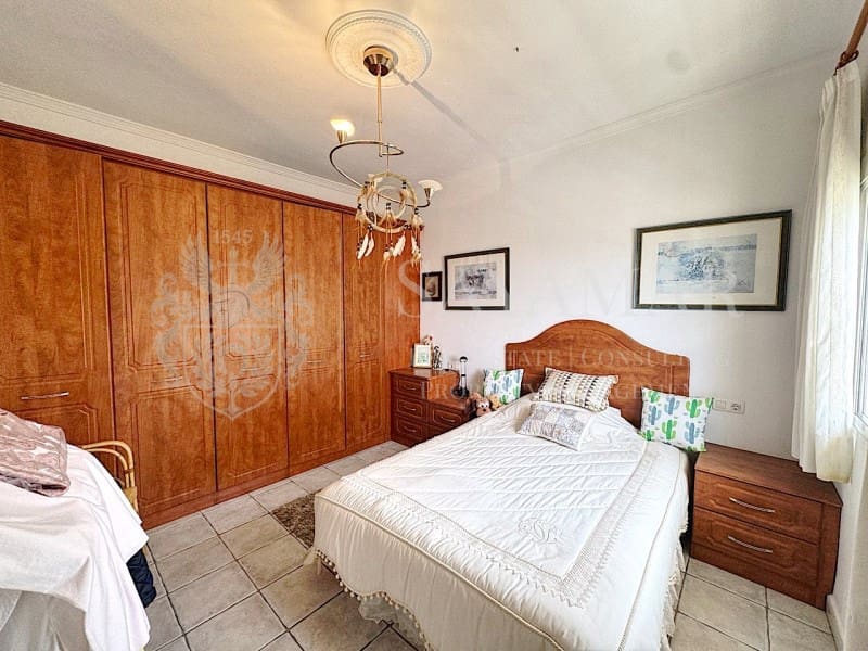 4 soveværelse Villa til salg i Sayalonga med garage - € 650.000 (Ref: 9335352)