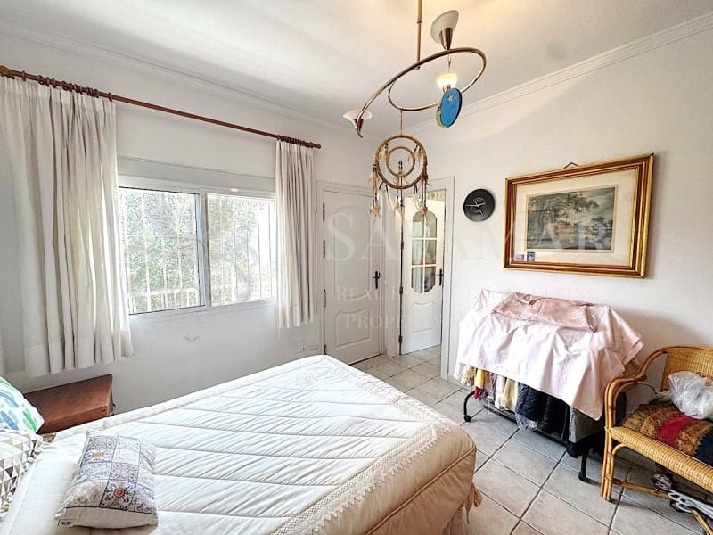 4 soveværelse Villa til salg i Sayalonga med garage - € 650.000 (Ref: 9335352)