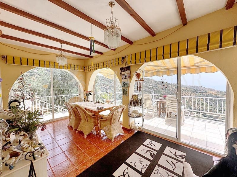 4 soveværelse Villa til salg i Sayalonga med garage - € 650.000 (Ref: 9335352)