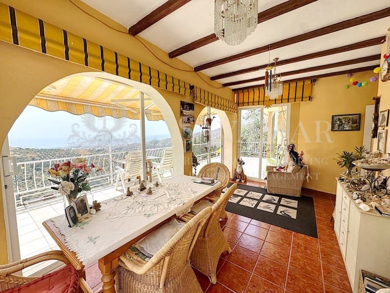 4 soveværelse Villa til salg i Sayalonga med garage - € 650.000 (Ref: 9335352)