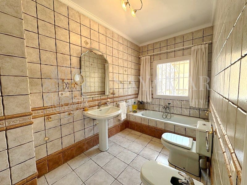 4 soveværelse Villa til salg i Sayalonga med garage - € 650.000 (Ref: 9335352)