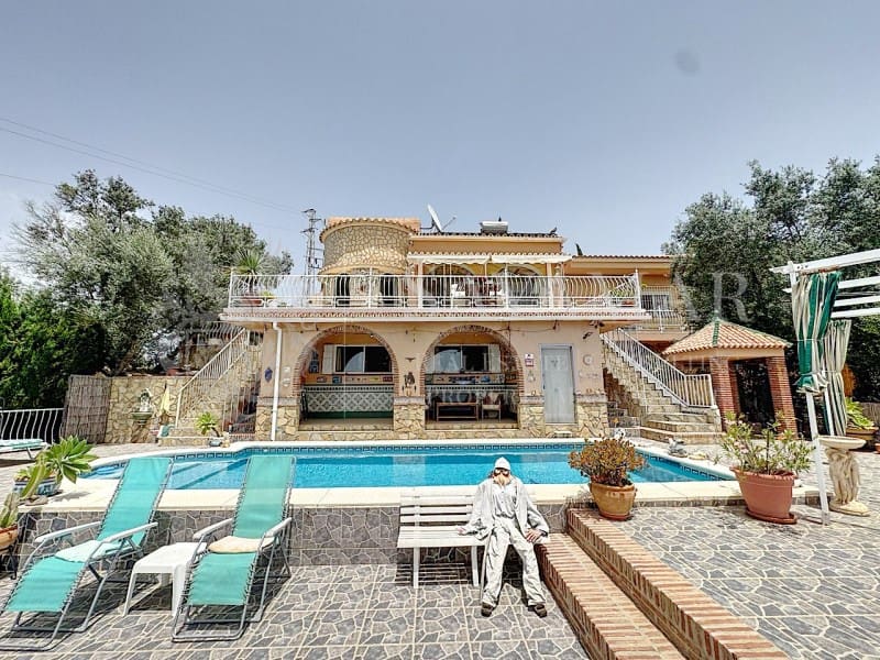 4 soveværelse Villa til salg i Sayalonga med garage - € 650.000 (Ref: 9335352)