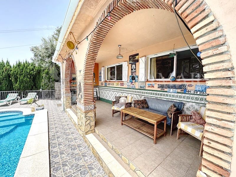 4 soveværelse Villa til salg i Sayalonga med garage - € 650.000 (Ref: 9335352)