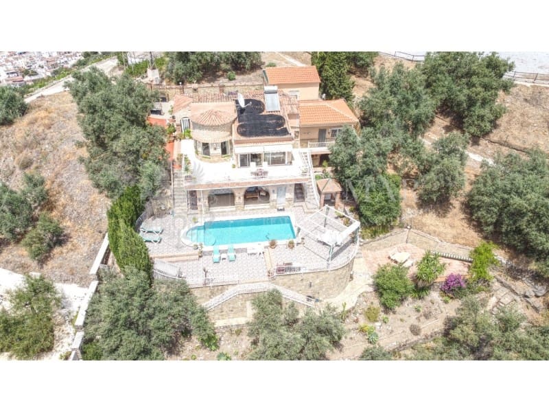 4 soveværelse Villa til salg i Sayalonga med garage - € 650.000 (Ref: 9335352)