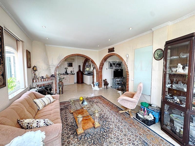 4 soveværelse Villa til salg i Sayalonga med garage - € 650.000 (Ref: 9335352)