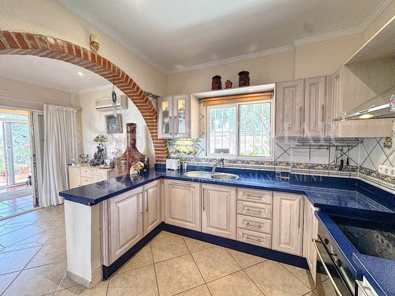 4 soveværelse Villa til salg i Sayalonga med garage - € 650.000 (Ref: 9335352)