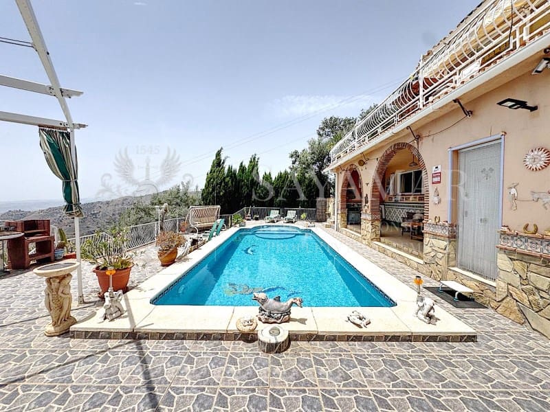 4 soveværelse Villa til salg i Sayalonga med garage - € 650.000 (Ref: 9335352)