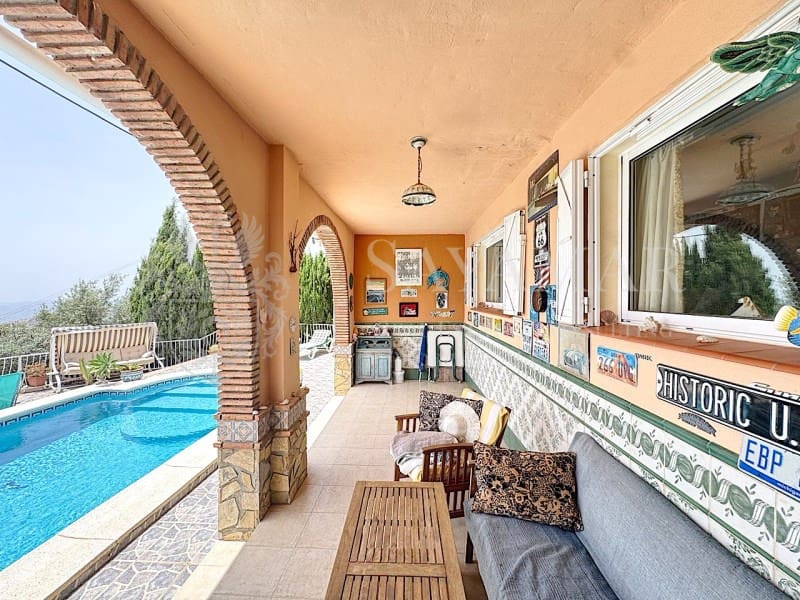 4 soveværelse Villa til salg i Sayalonga med garage - € 650.000 (Ref: 9335352)