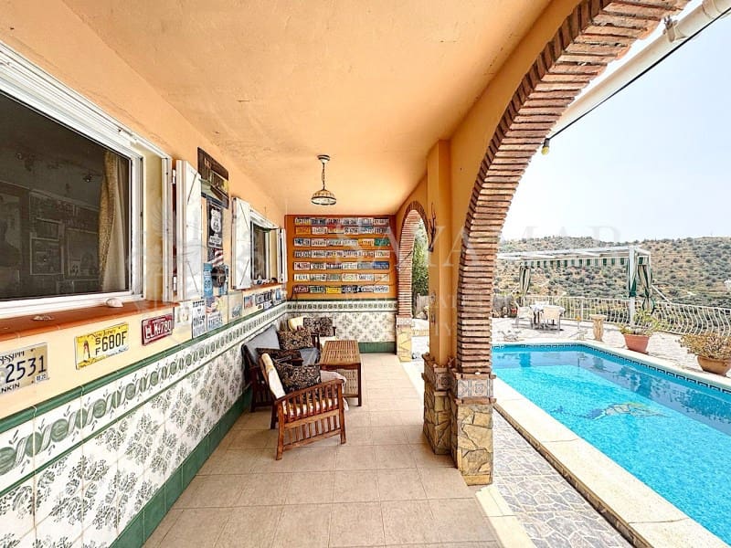 4 soveværelse Villa til salg i Sayalonga med garage - € 650.000 (Ref: 9335352)