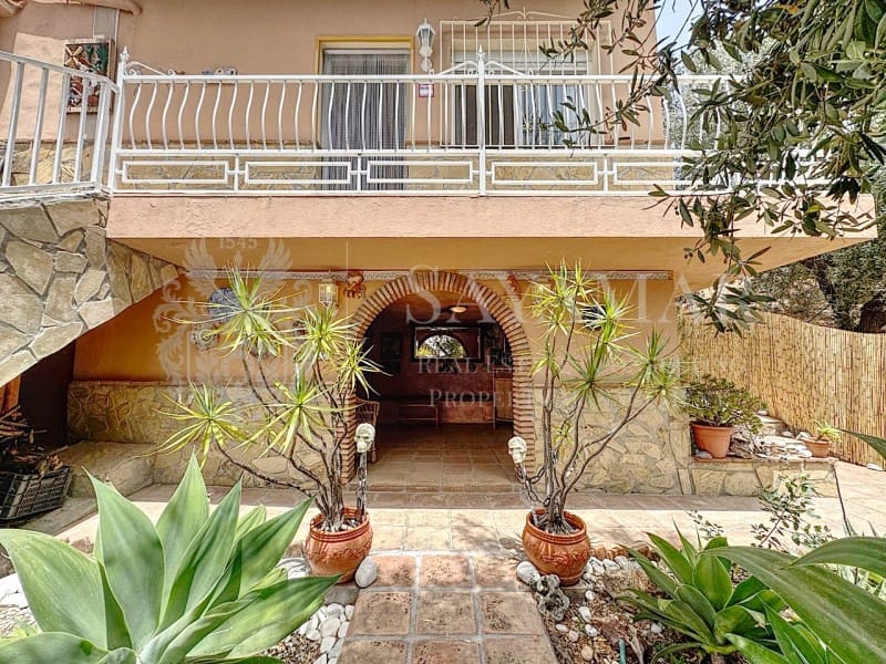 4 soveværelse Villa til salg i Sayalonga med garage - € 650.000 (Ref: 9335352)