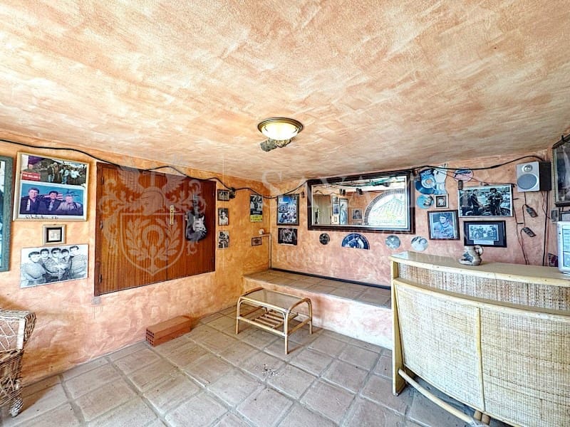 4 soveværelse Villa til salg i Sayalonga med garage - € 650.000 (Ref: 9335352)