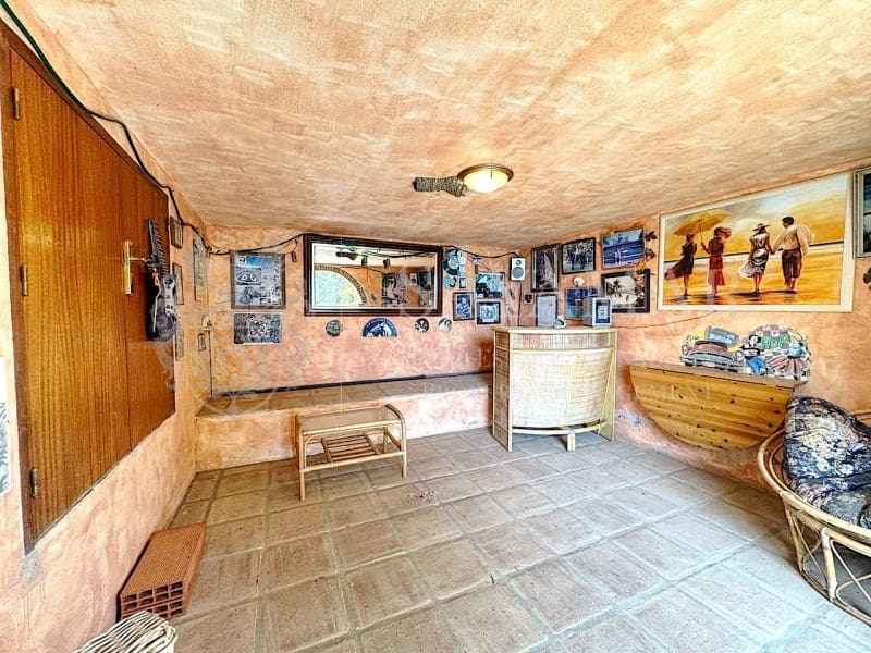 4 soveværelse Villa til salg i Sayalonga med garage - € 650.000 (Ref: 9335352)