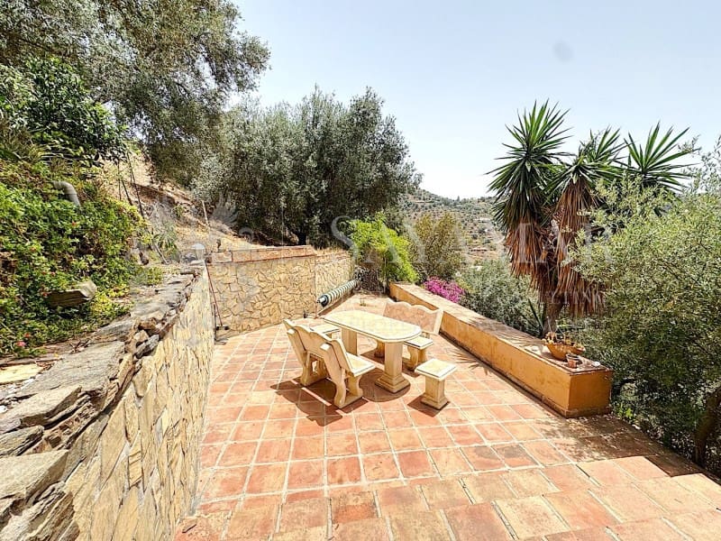 4 soveværelse Villa til salg i Sayalonga med garage - € 650.000 (Ref: 9335352)