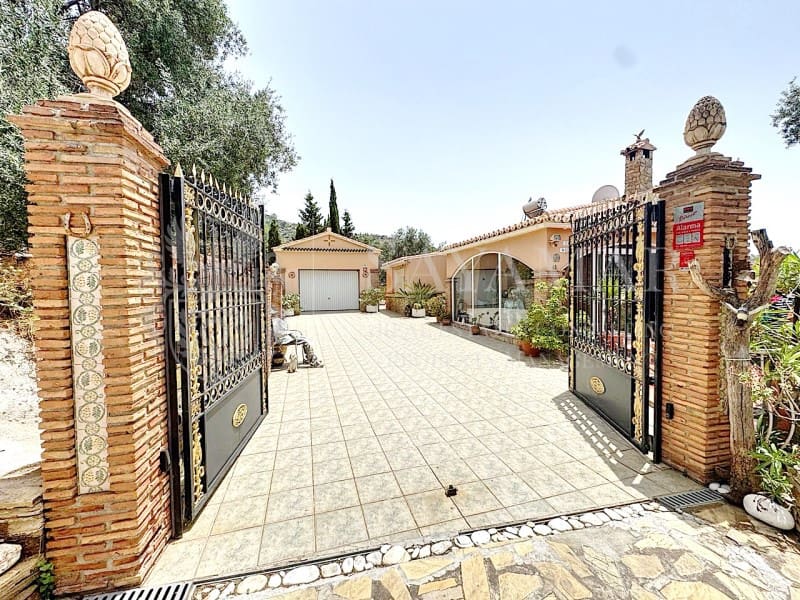 4 soveværelse Villa til salg i Sayalonga med garage - € 650.000 (Ref: 9335352)