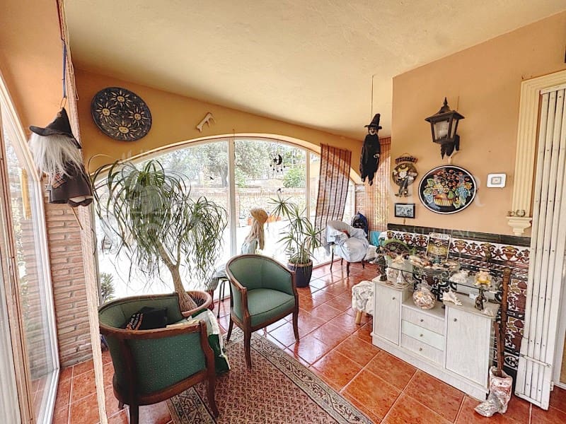 4 soveværelse Villa til salg i Sayalonga med garage - € 650.000 (Ref: 9335352)