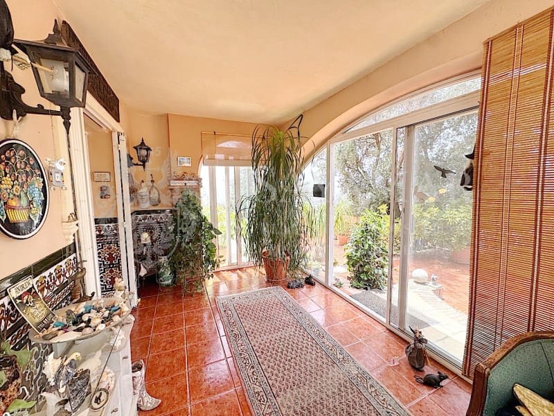 4 soveværelse Villa til salg i Sayalonga med garage - € 650.000 (Ref: 9335352)