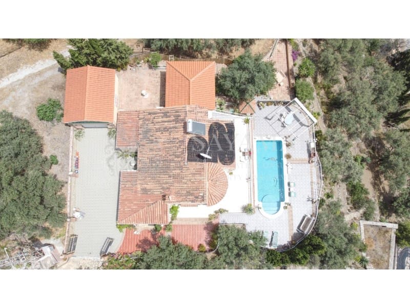 4 soveværelse Villa til salg i Sayalonga med garage - € 650.000 (Ref: 9335352)