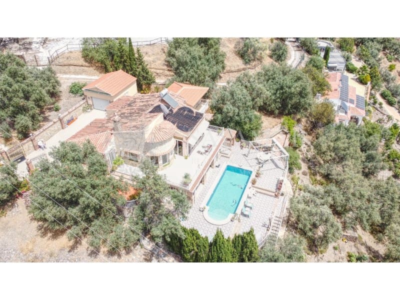 4 soveværelse Villa til salg i Sayalonga med garage - € 650.000 (Ref: 9335352)