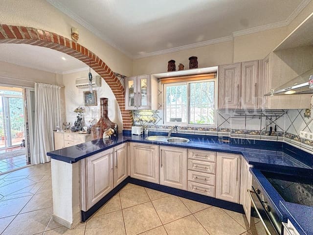 4 sovrum Villa till salu i Sayalonga med garage - 650 000 € (Ref: 9335352)