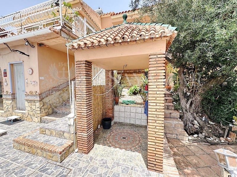 4 soveværelse Villa til salg i Sayalonga med garage - € 650.000 (Ref: 9335352)