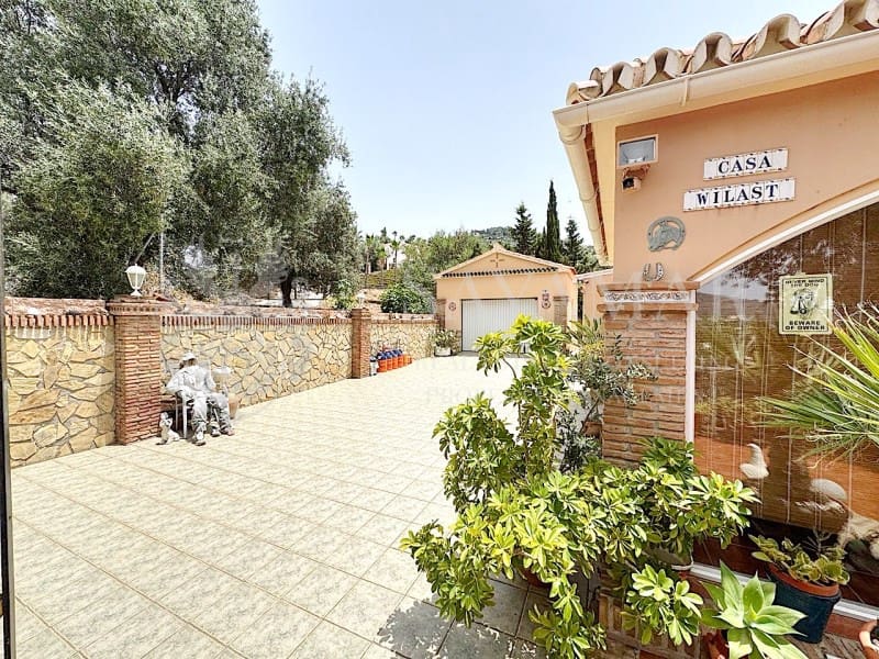 4 soveværelse Villa til salg i Sayalonga med garage - € 650.000 (Ref: 9335352)