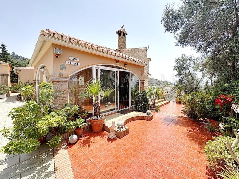 4 soveværelse Villa til salg i Sayalonga med garage - € 650.000 (Ref: 9335352)