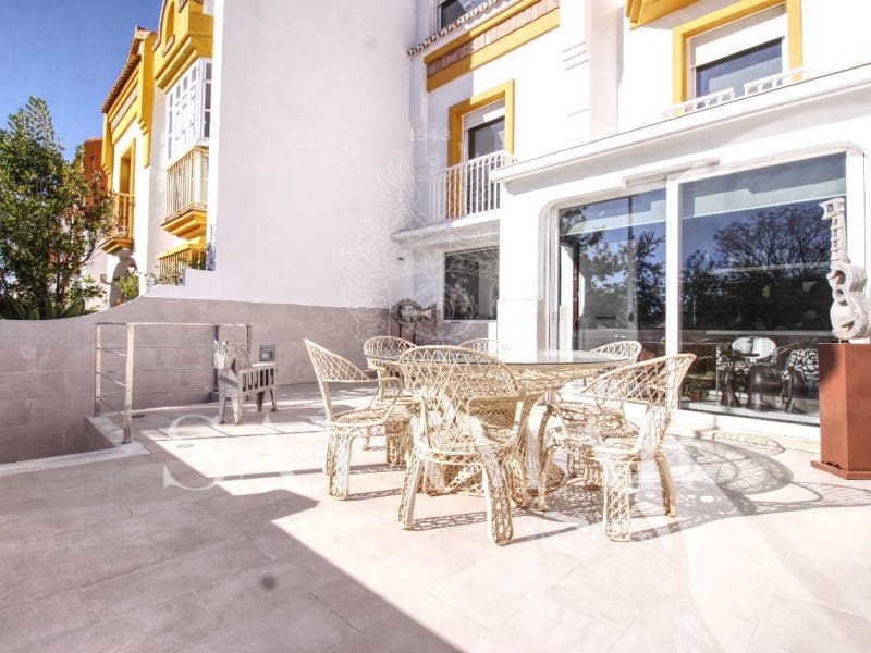 4 bedroom Townhouse for sale in Torre del Mar with pool garage - € 565,000 (Ref: 9521643)