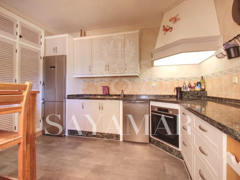 4 sypialnia Willa na sprzedaż w Sayalonga z basenem garażem - 480 000 € (Ref: 9637454)