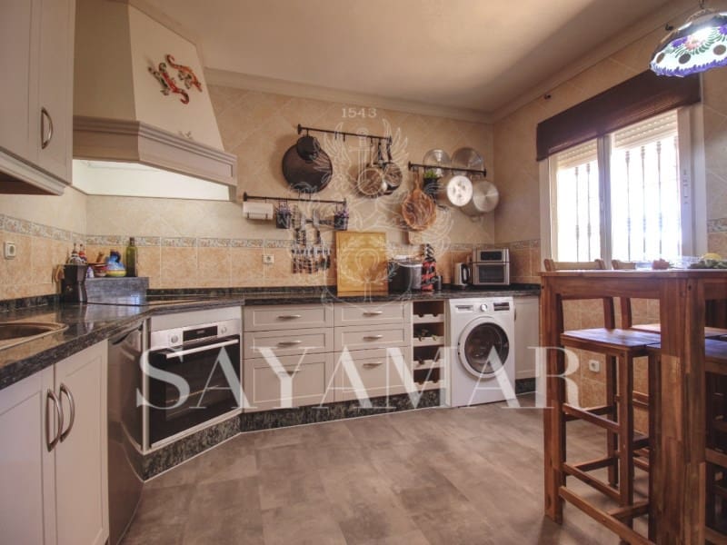 4 sypialnia Willa na sprzedaż w Sayalonga z basenem garażem - 480 000 € (Ref: 9637454)