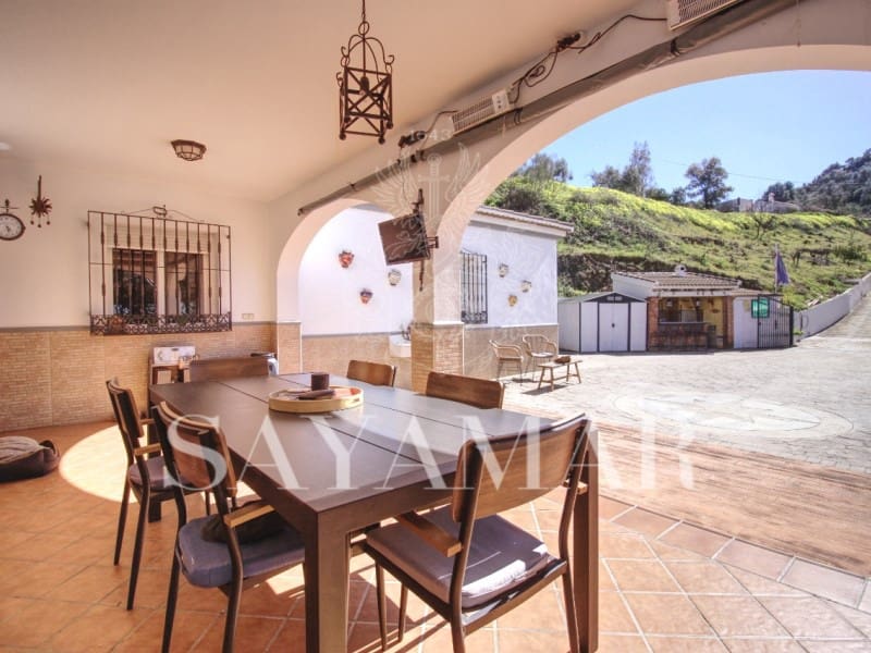 4 sypialnia Willa na sprzedaż w Sayalonga z basenem garażem - 480 000 € (Ref: 9637454)