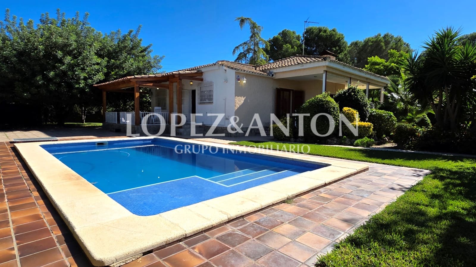3 soveværelse Villa til salg i L'Eliana med swimmingpool garage - € 890.000 (Ref: 10175508)