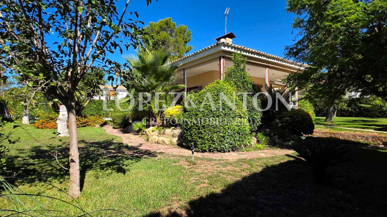 3 soveværelse Villa til salg i L'Eliana med swimmingpool garage - € 890.000 (Ref: 10175508)