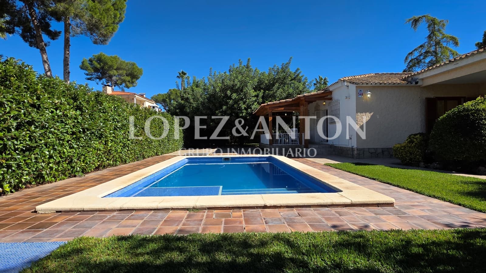 3 soveværelse Villa til salg i L'Eliana med swimmingpool garage - € 890.000 (Ref: 10175508)