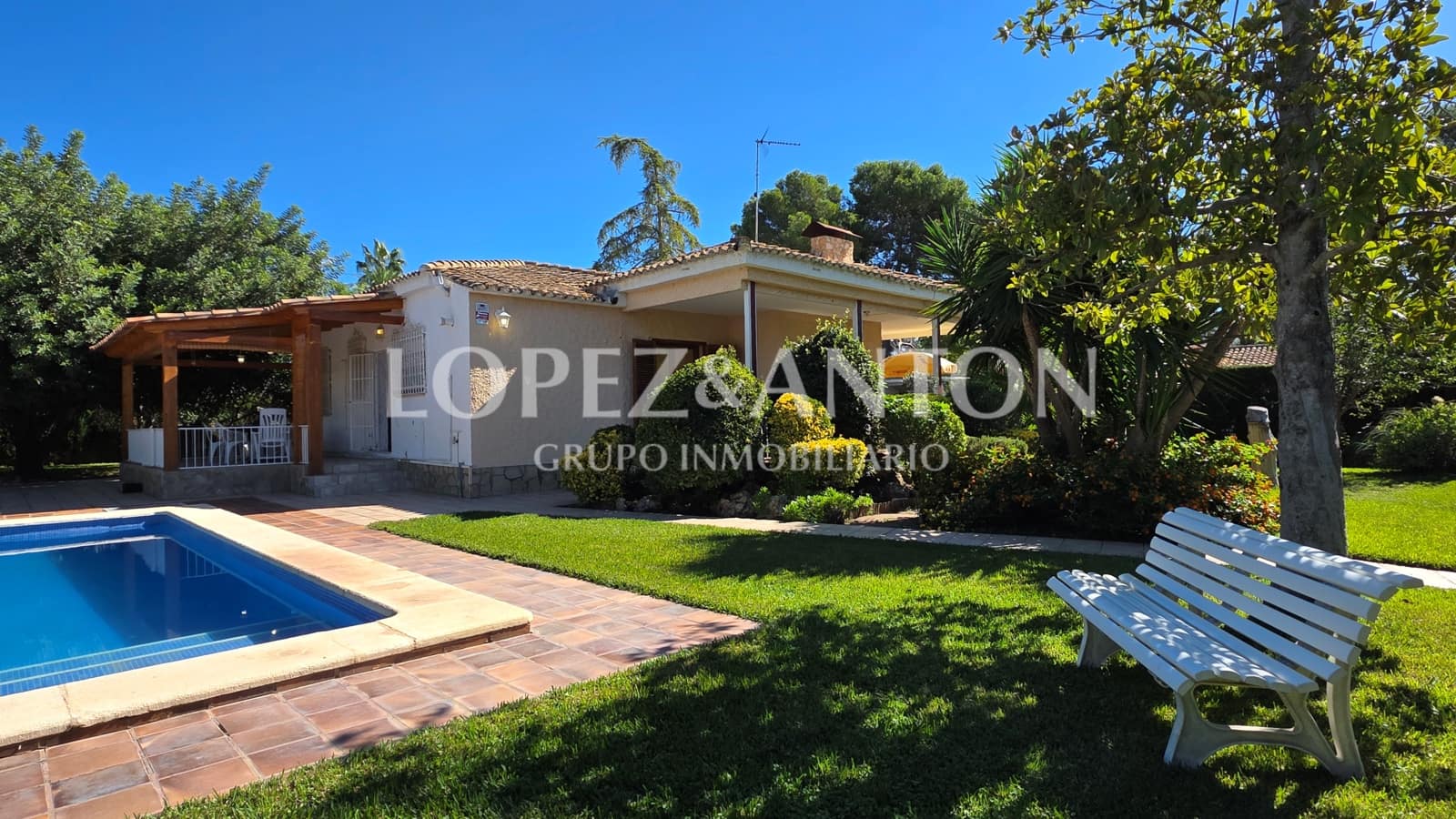 3 soveværelse Villa til salg i L'Eliana med swimmingpool garage - € 890.000 (Ref: 10175508)