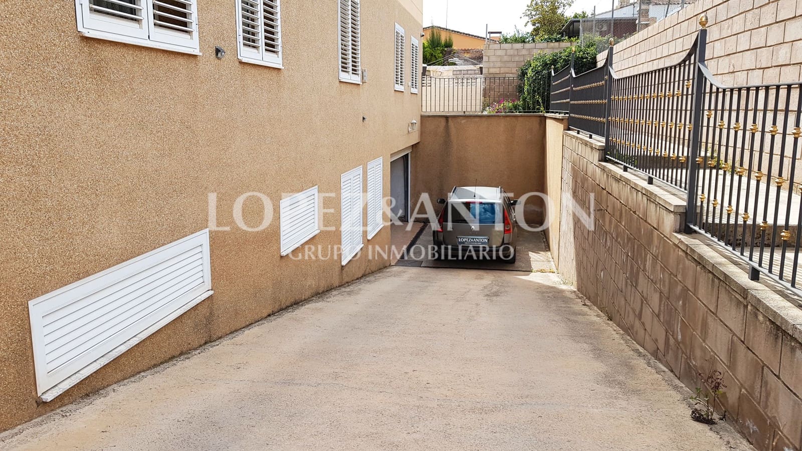 8 soverom Villa til salgs i L'Eliana med svømmebasseng garasje - € 830 000 (Ref: 8316584)