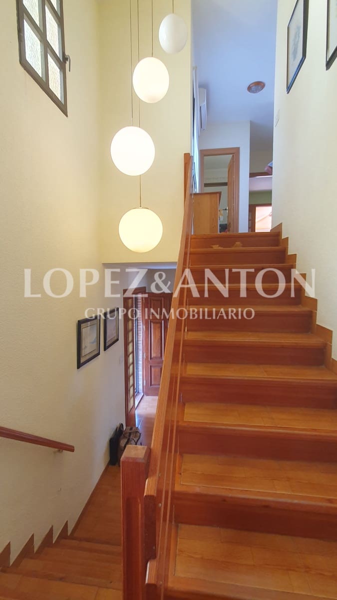 4 soveværelse Villa til salg i L'Eliana med swimmingpool garage - € 590.000 (Ref: 8537952)