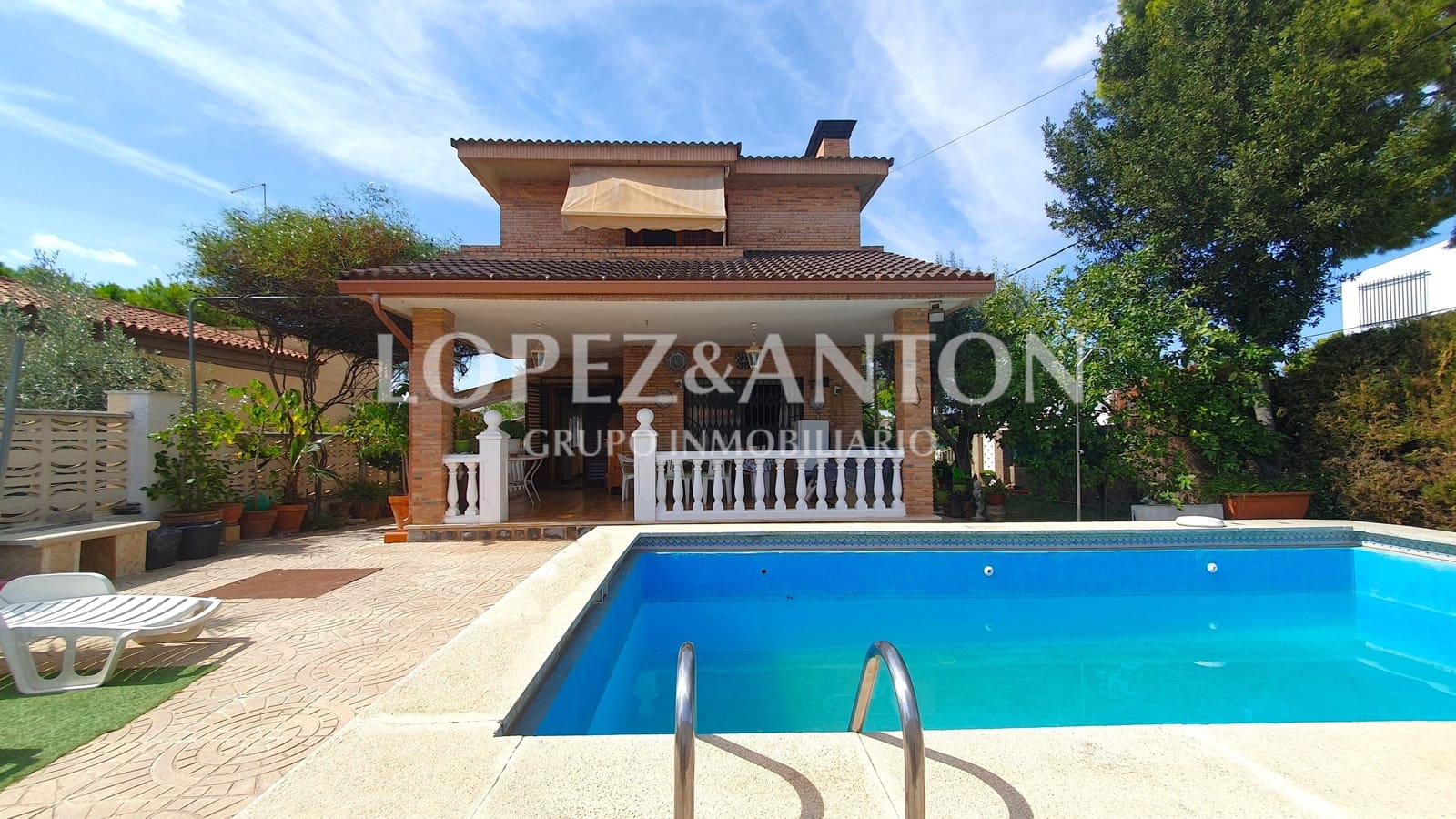 4 soveværelse Villa til salg i L'Eliana med swimmingpool garage - € 590.000 (Ref: 8537952)