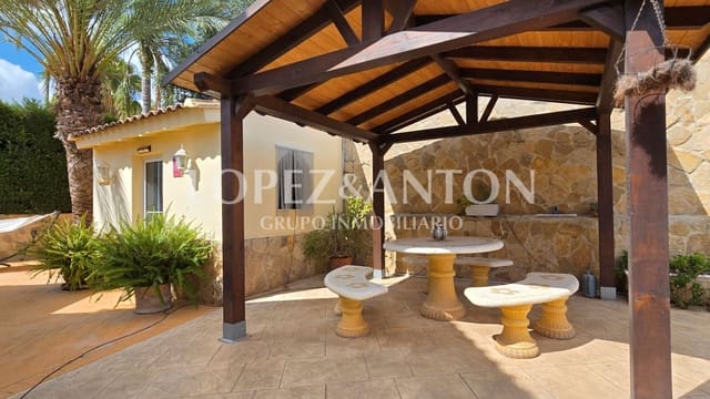 Chalet de 4 habitaciones en L'Eliana en venta con piscina garaje - 560.000 € (Ref: 9135174)