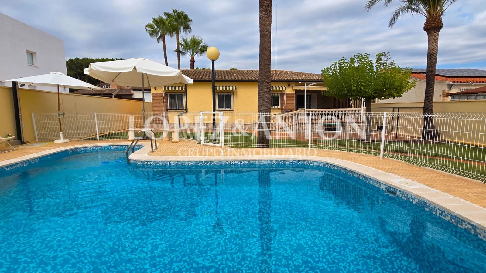 4 soveværelse Villa til salg i L'Eliana med swimmingpool garage - € 575.000 (Ref: 9151634)