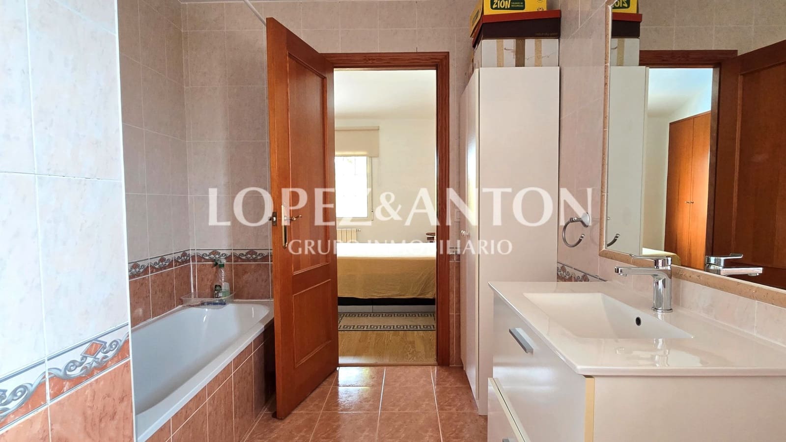 3 soverom Villa til salgs i La Pobla de Vallbona med svømmebasseng garasje - € 450 000 (Ref: 9253960)