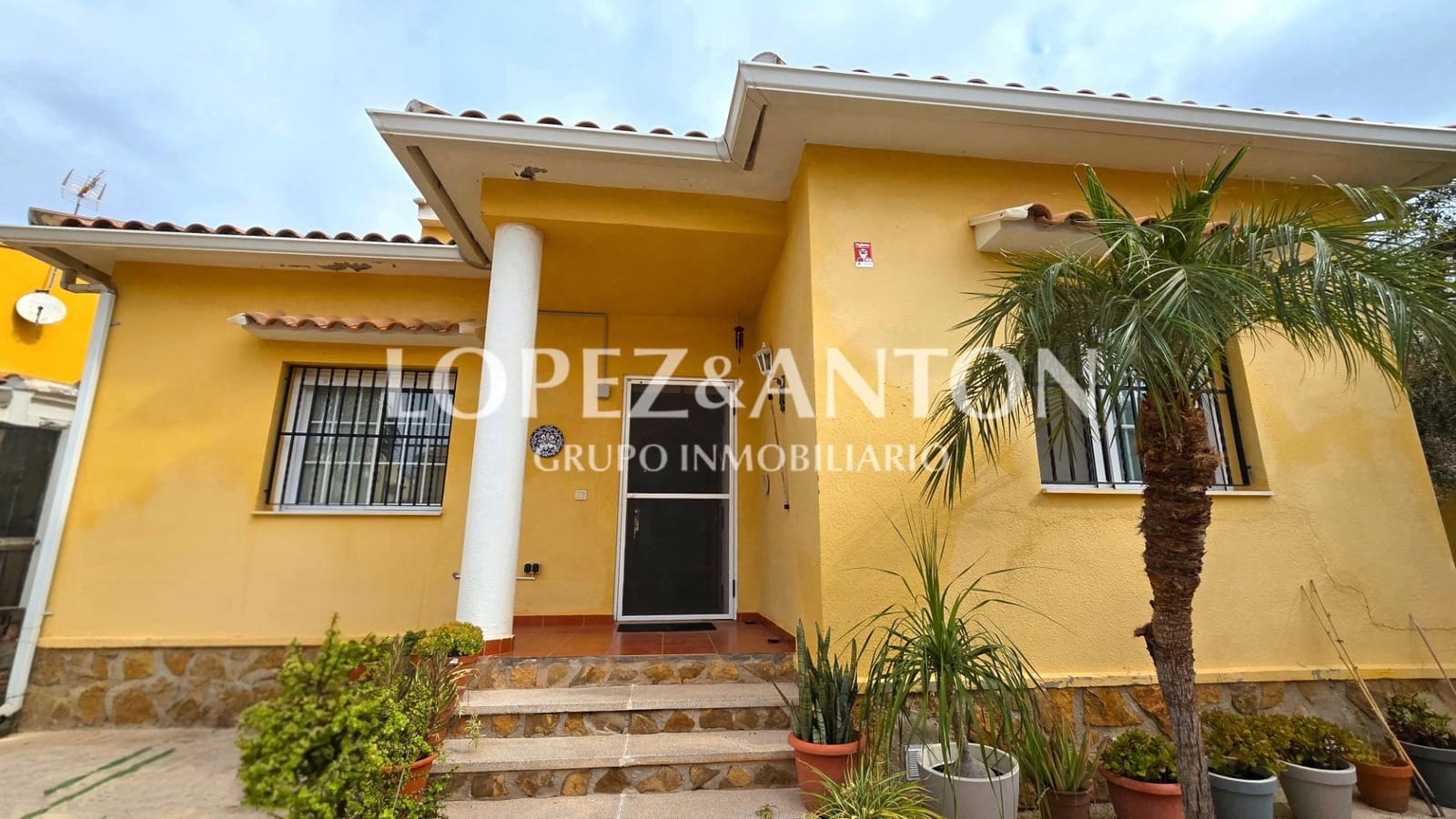 3 soverom Villa til salgs i La Pobla de Vallbona med svømmebasseng garasje - € 450 000 (Ref: 9253960)