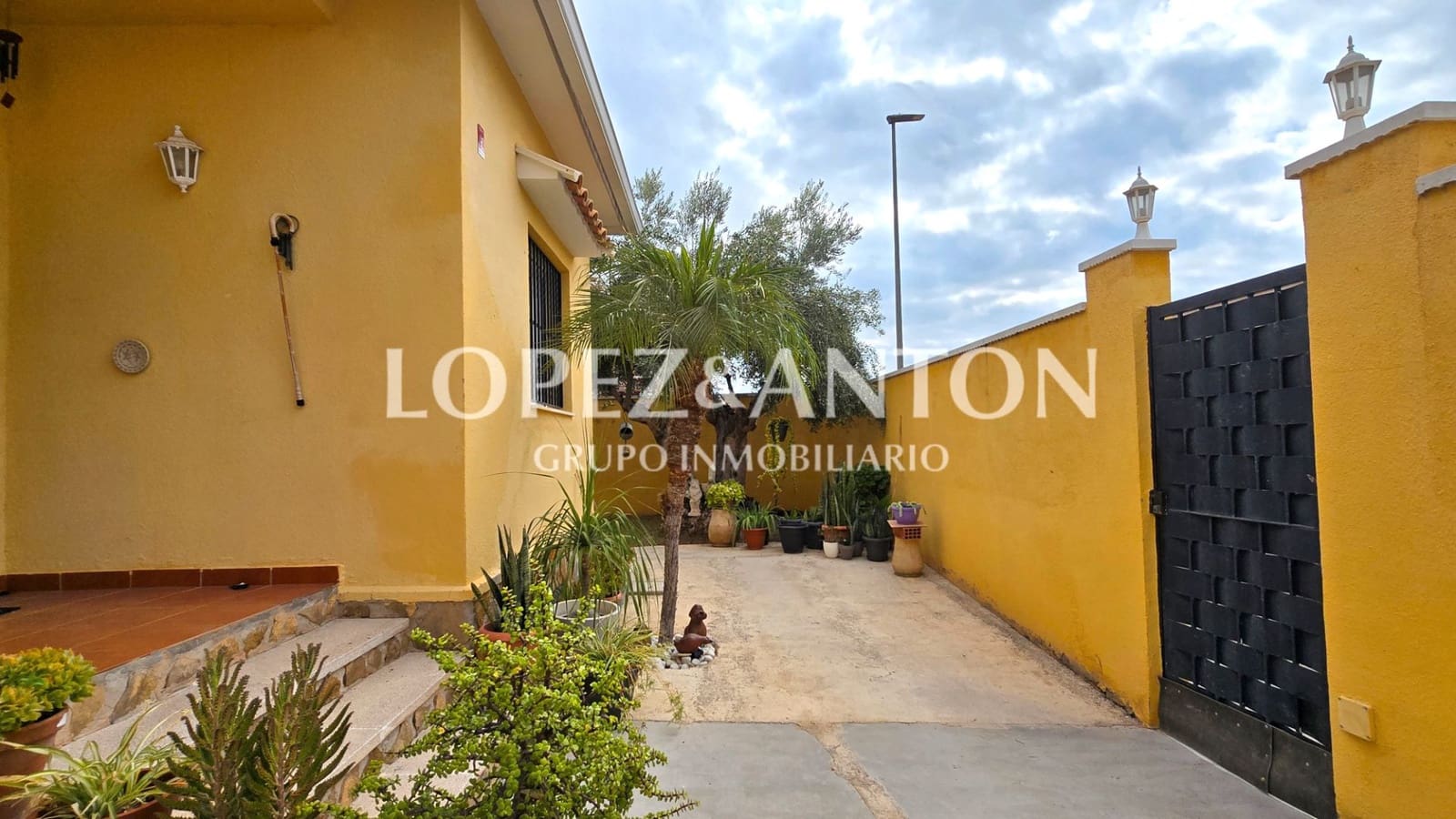 3 soverom Villa til salgs i La Pobla de Vallbona med svømmebasseng garasje - € 450 000 (Ref: 9253960)