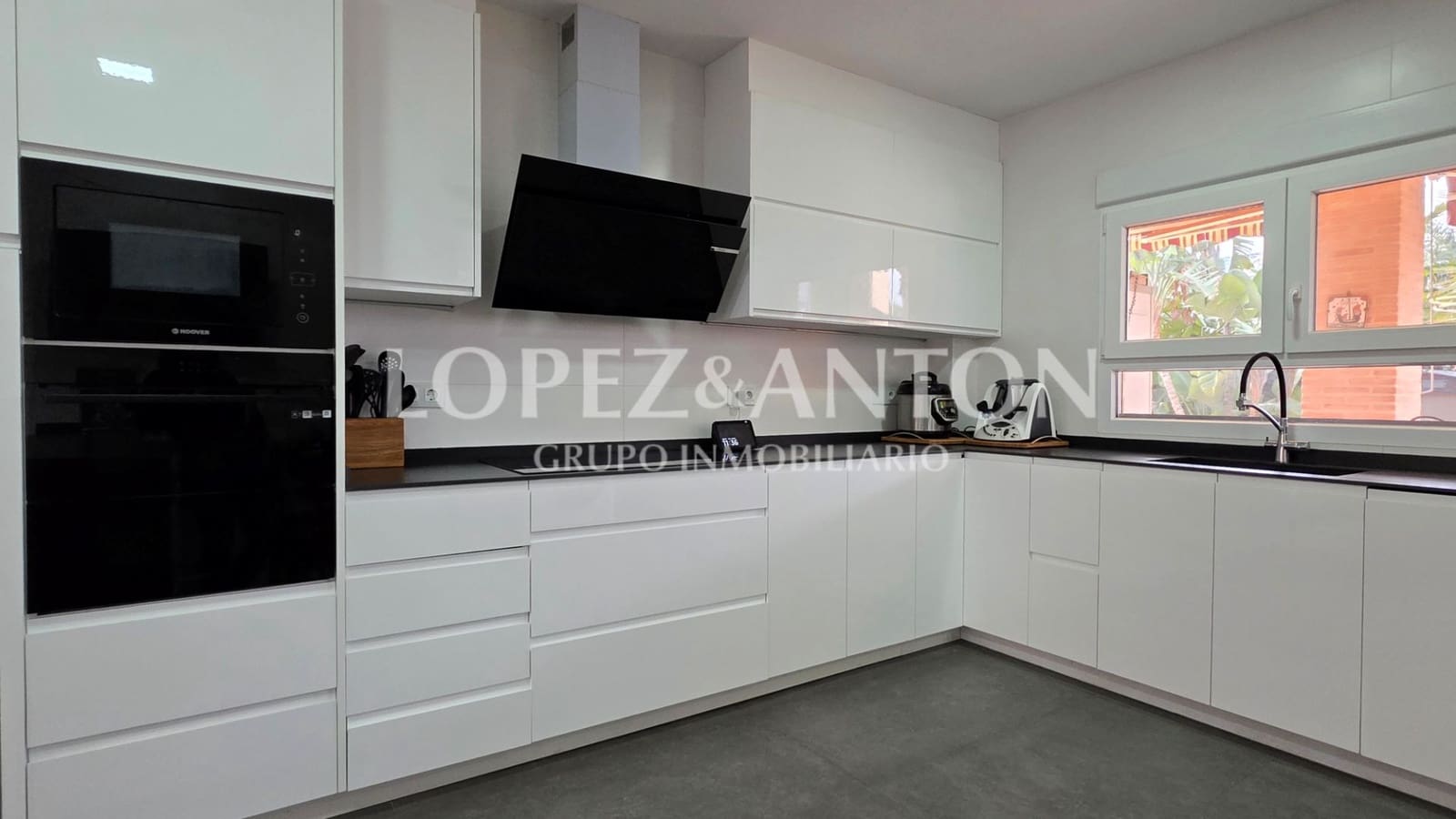 8 Zimmer Villa zu verkaufen in L'Eliana mit Pool Garage - 1.590.000 € (Ref: 9460853)