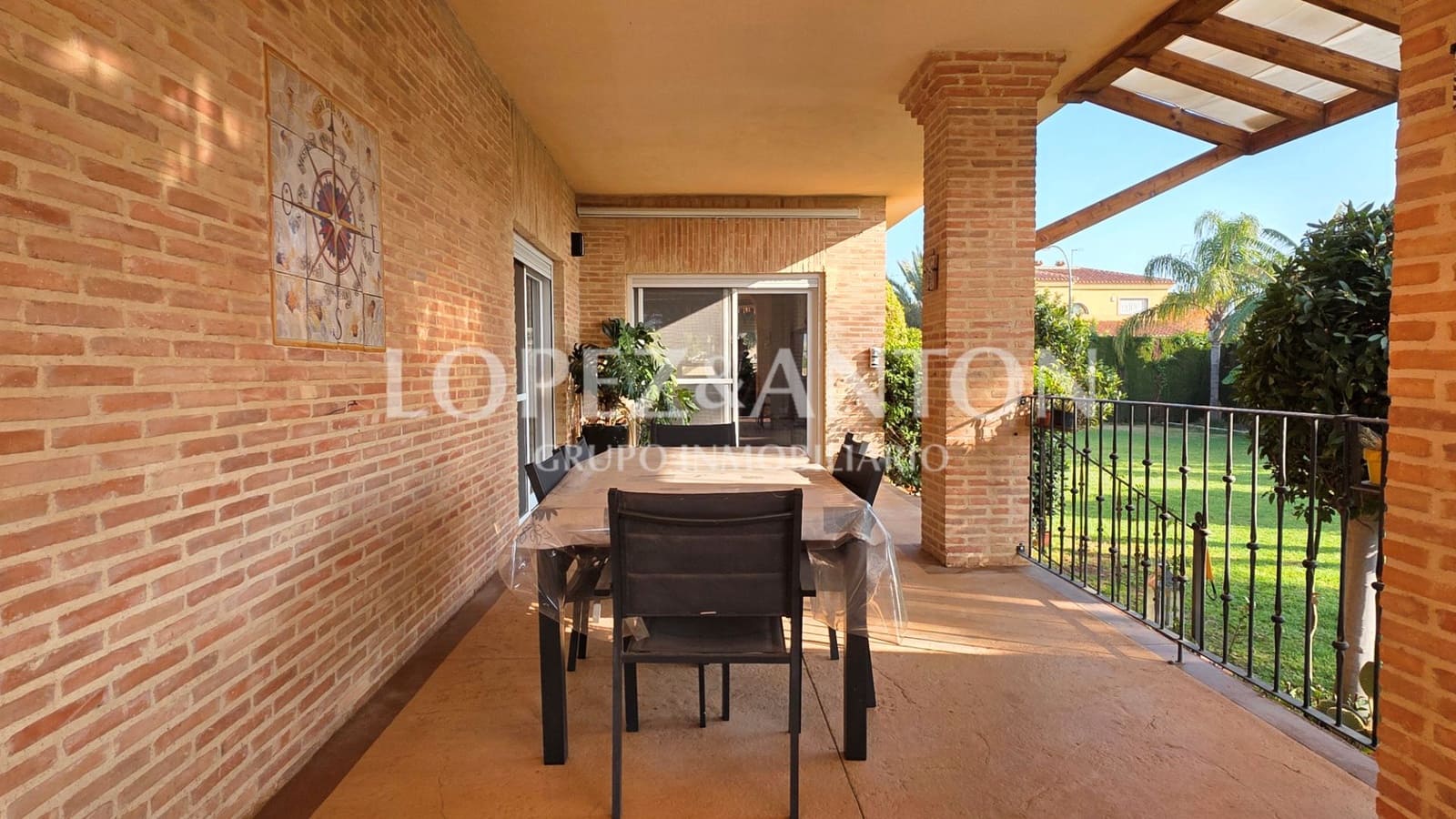 8 Zimmer Villa zu verkaufen in L'Eliana mit Pool Garage - 1.590.000 € (Ref: 9460853)