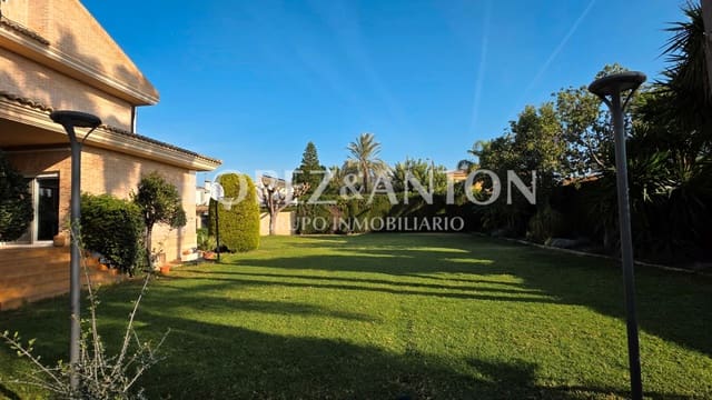 8 Zimmer Villa zu verkaufen in L'Eliana mit Pool Garage - 1.590.000 € (Ref: 9460853)