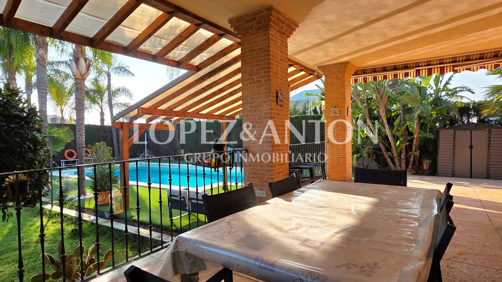 8 Zimmer Villa zu verkaufen in L'Eliana mit Pool Garage - 1.590.000 € (Ref: 9460853)