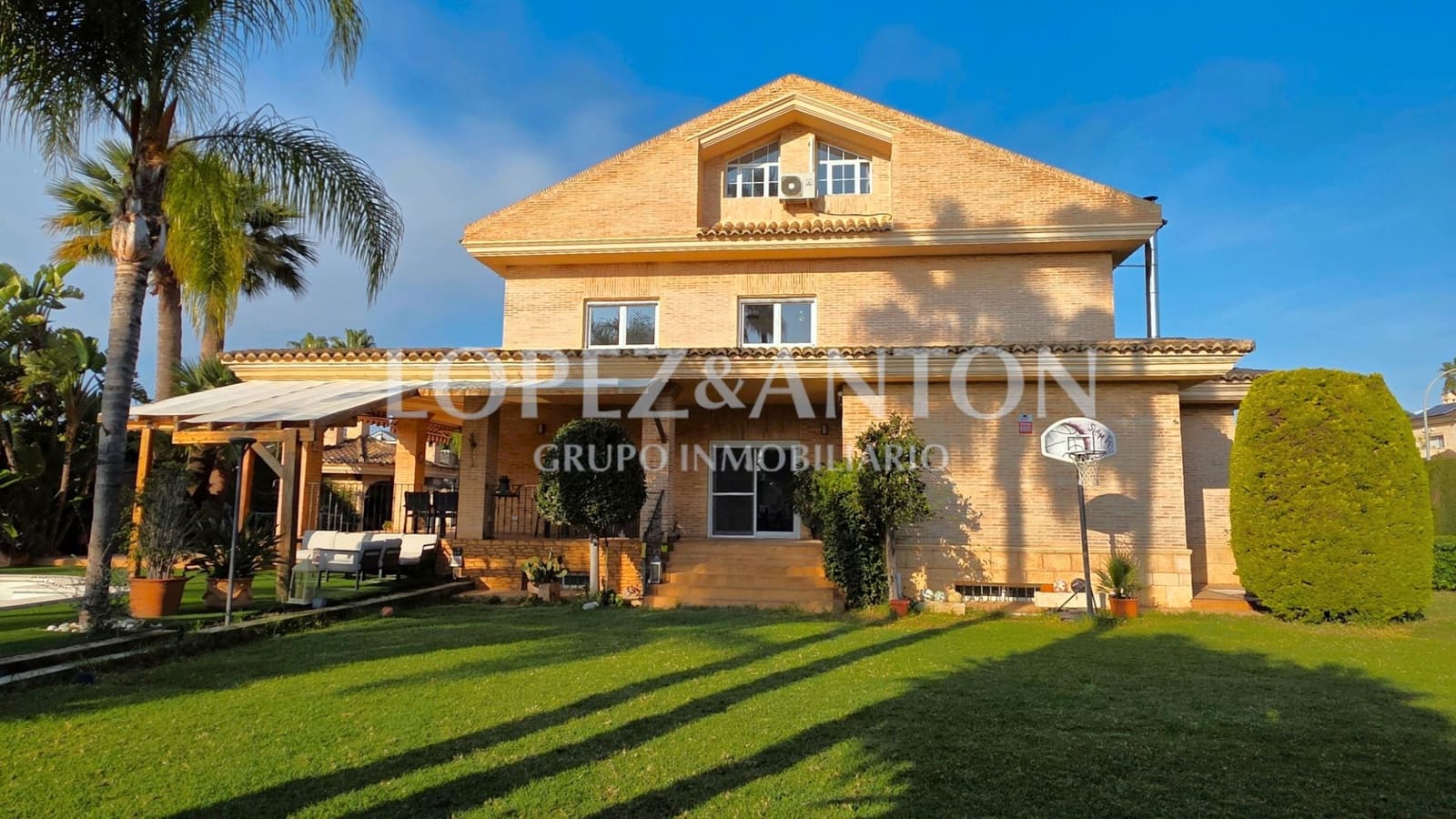 8 Zimmer Villa zu verkaufen in L'Eliana mit Pool Garage - 1.590.000 € (Ref: 9460853)