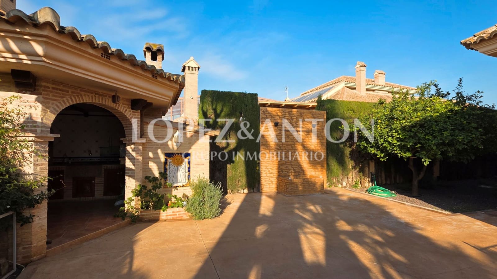 8 Zimmer Villa zu verkaufen in L'Eliana mit Pool Garage - 1.590.000 € (Ref: 9460853)