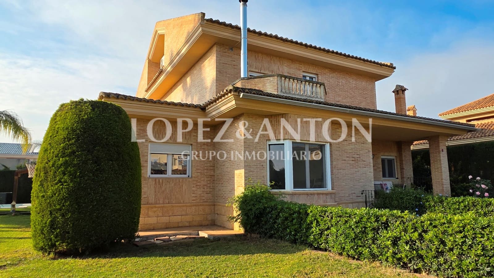 8 Zimmer Villa zu verkaufen in L'Eliana mit Pool Garage - 1.590.000 € (Ref: 9460853)